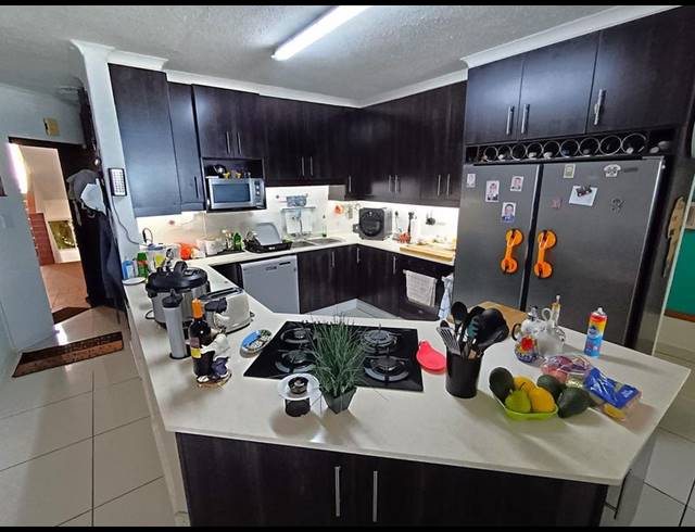 3 BEDROOM APARTMENT FOR SALE IN UVONGO BEACH